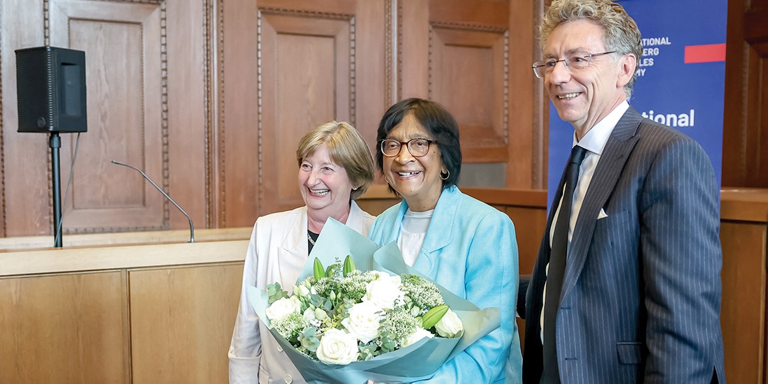 La premio Nobel de la Paz, Navanethem Pillay (c), ayer, en el Foro de Núremberg, Alemania.