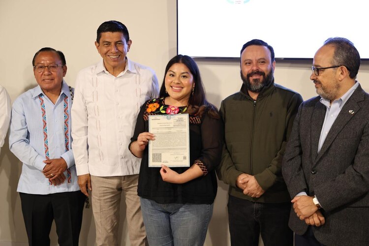 Gobernador Salomón Jara encabezó la entrega de actas de nacimiento de doble nacionalidad.