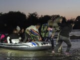 Un grupo de centroamericanos desembarca de una lancha de plástico tras cruzar el Río Grande, el pasado 8 de abril.