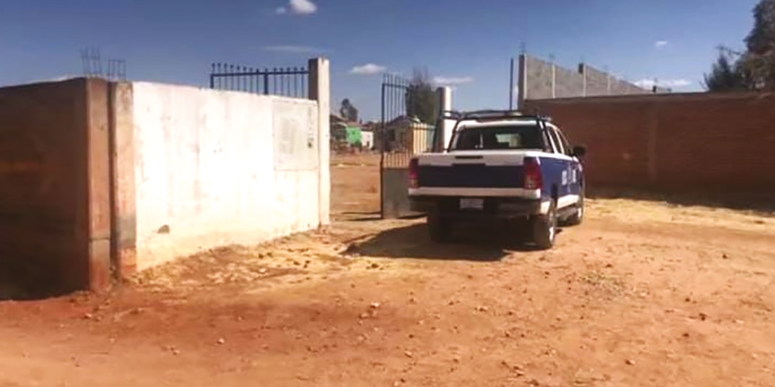 Una patrulla de la Policía Municipal fue colocada en la entrada de la cancha en donde ocurrió el ataque, ayer.