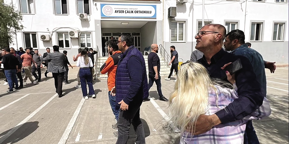 Personas esperan frente a la escuela tras un tiroteo, ayer