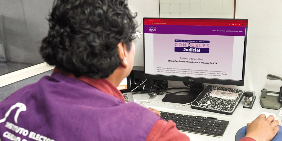 Personal del IECM, al supervisar el micrositio para conocer a aspirantes, el lunes.