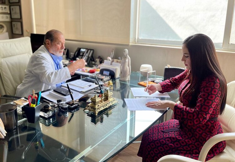 Sandra Cuevas y Fernando Guisa Hohenstein, presidente de la FUCAM.