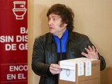 Javier Milei, candidato del Partido Libertario a la presidencia argentina, predilecto en encuestas, vota en comicios federales.