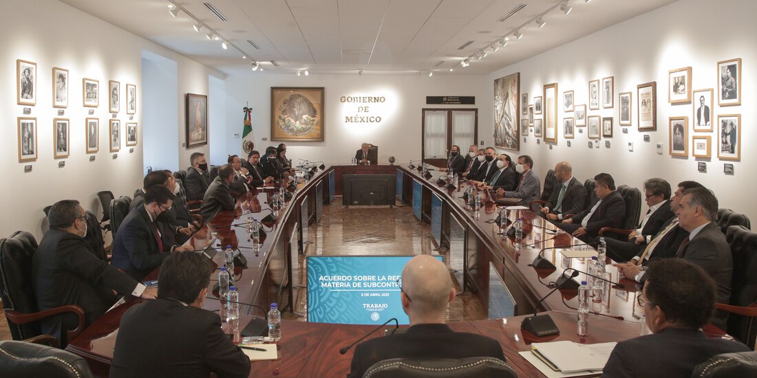 El Presidente López Obrador (centro) con representantes del sector obrero y empresarial, hoy.
