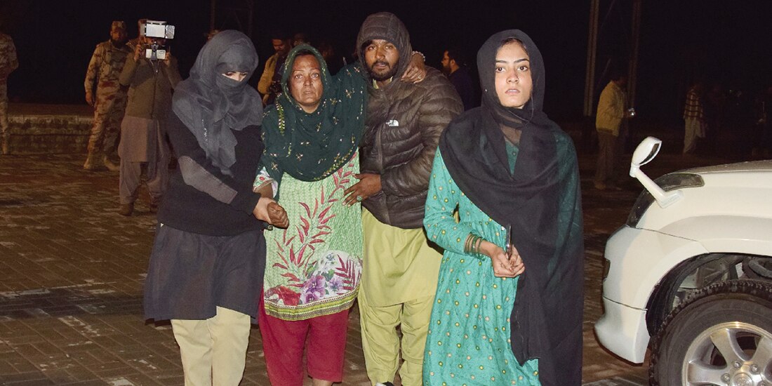Algunos pasajeros rescatados regresan a la estación de Quetta, ayer.
