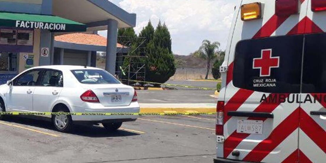 Autoridades resguardan la zona en la que fue baleado el mando policial.