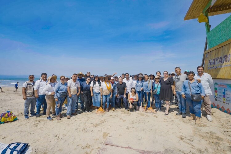 Autoridades de Nayarit impulsan la transformación de residuos plásticos en arte para embellecer destinos turísticos.