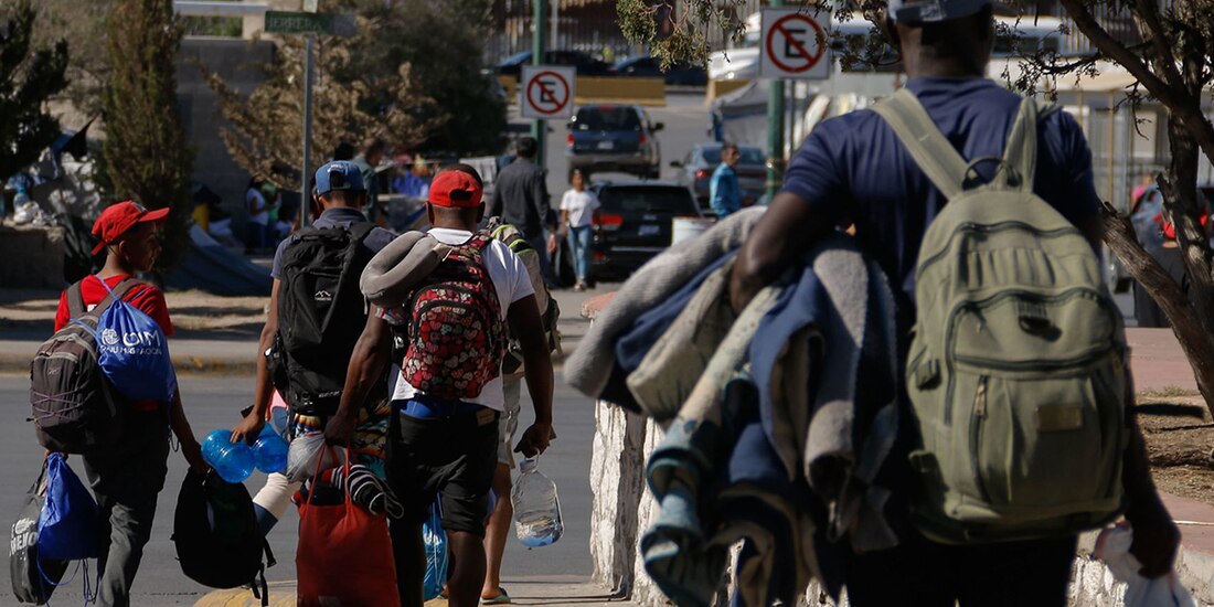 Migrantes de diversas nacionalidades llegando a un albergue