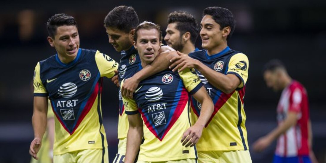 Jugadores del América festejan un gol contra el Atlético de San Luis en la Fecha 1 del Guard1anes 2021.