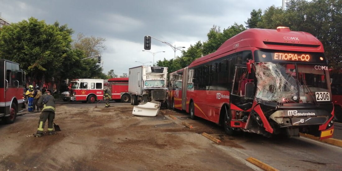 Choque entre unidad del Metrobús y un camión de carga en la Agrícola Oriental