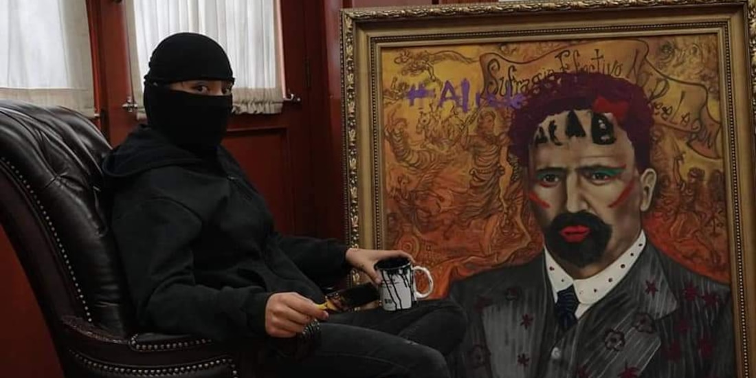 Sobre un retrato de Francisco I. Madero, manifestantes escribieron las siglas "ACAB", que significan All cops are bastards.