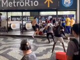 Aficionados del Fluminense agredieron a fans del Boca Juniors en el metro de Río de Janeiro poco antes de la final de la Copa Libertadores.