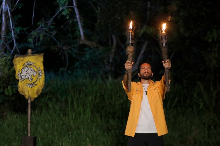 "Warrior" antes de apagar el fuego de uno de los participantes de Survivor México