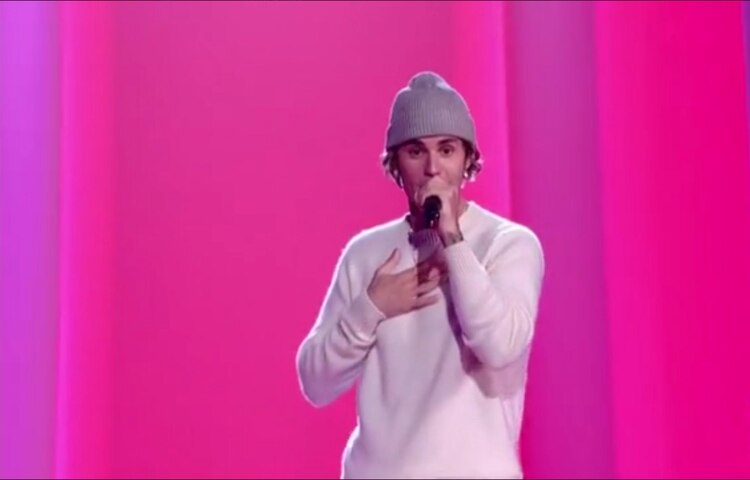 El cantante Justin Bieber durante su show en los People's Choice Awards.