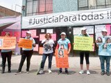 Integrantes de la Red de Madres Buscando a sus Hijos, el 26 de abril, afuera de la casa donde la SSC atrapó a Miguel “N”.