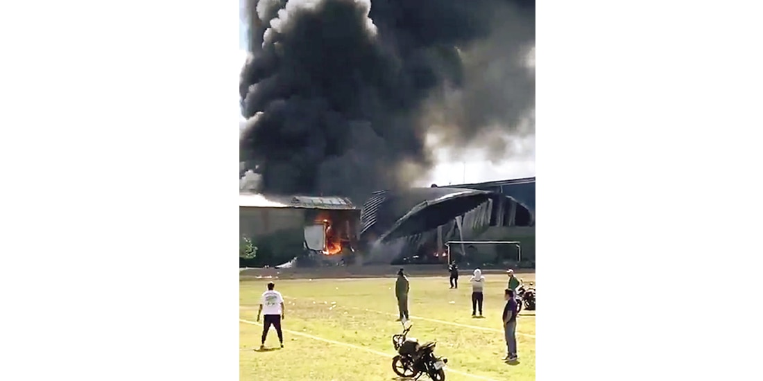 LOS PILOTOS intentaron aparentemente aterrizar en un campo de futbol.