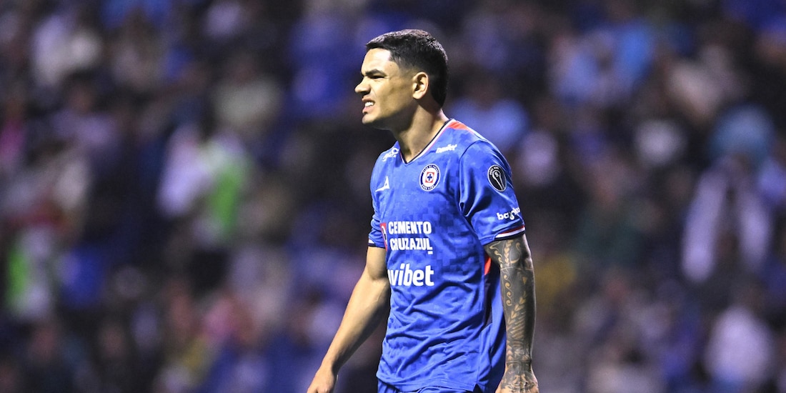 Gabriel 'Toro' Fernández lamenta una acción en el duelo entre Cruz Azul y Pachuca.
