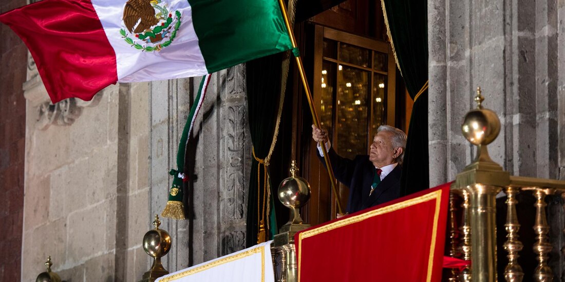 El titular del Ejecutivo Federal modificó el Girito de Independencia e incluyó "muera la corrupción, el clasismo y el racismo". 