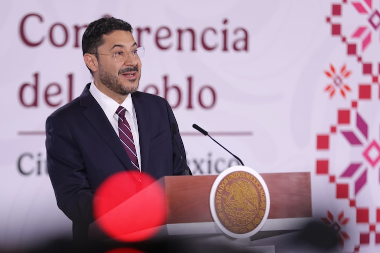 Martí Batres Guadarrama, director general del ISSSTE, presenta el balance de atención médica durante la conferencia matutina en Palacio Nacional.