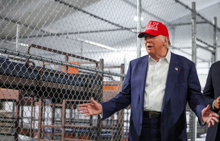 Trump en ‘Alligator Alcatraz’, un centro de detención ubicado en los Everglades y rodeado de caimanes.