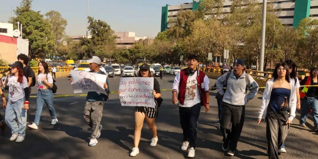 Cierre vial en Circuito interior por alumnos de IPN