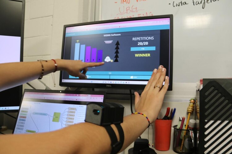 Con sensores y microcontroladores, el videojuego del IPN impulsa la neuroplasticidad en pacientes con ACV.