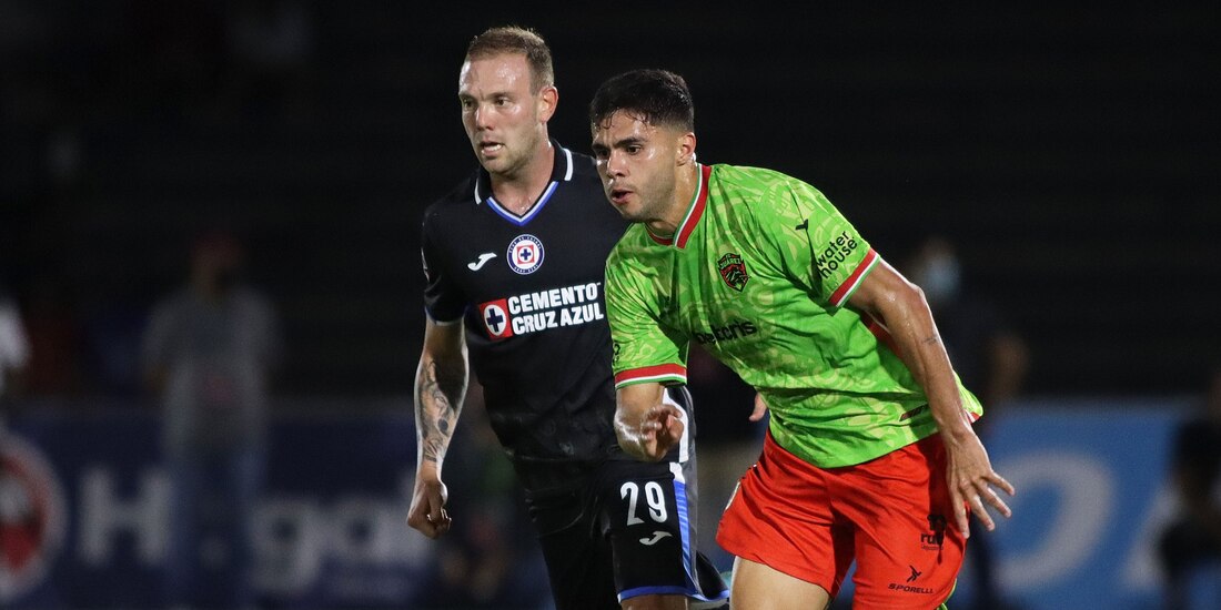 Carlos Rotondi, de Cruz Azul, y Alan Medina, de FC Juarez, durante el partido entre ambos clubes en la Jornada 12 del Torneo Apertura 2022 de la Liga MX.
