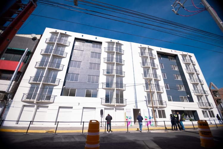 Beneficiarios recibieron departamentos con sistemas de captación de agua de lluvia y calentadores solares.