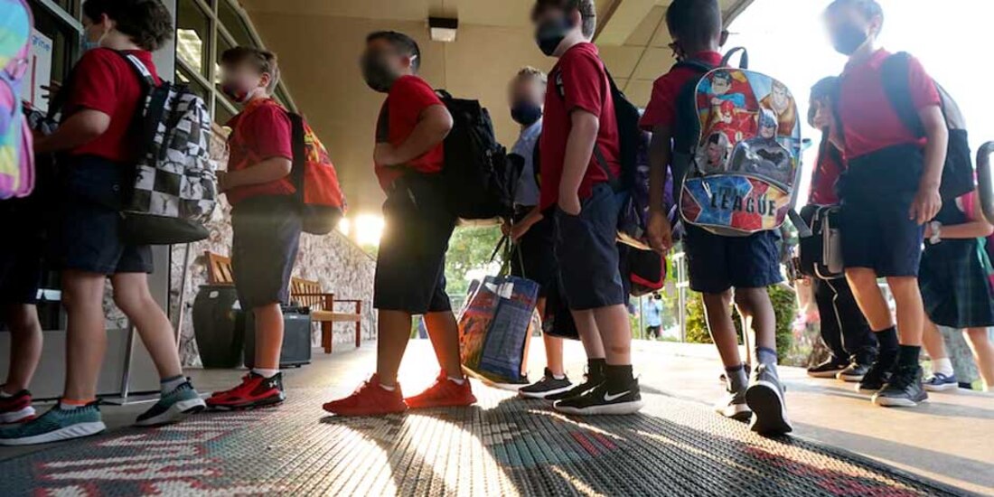 Estudiantes ingresando a una escuela primaria en el suburbio de Richardson, en Texas