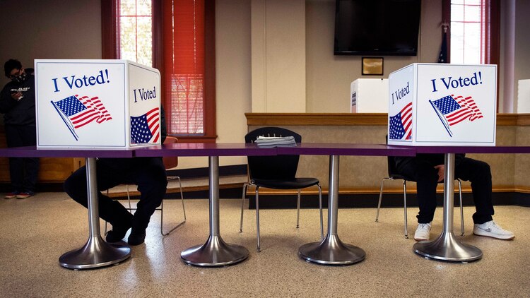 Ciudadanos votan en elecciones de EU, 3 de noviembre de 2020.