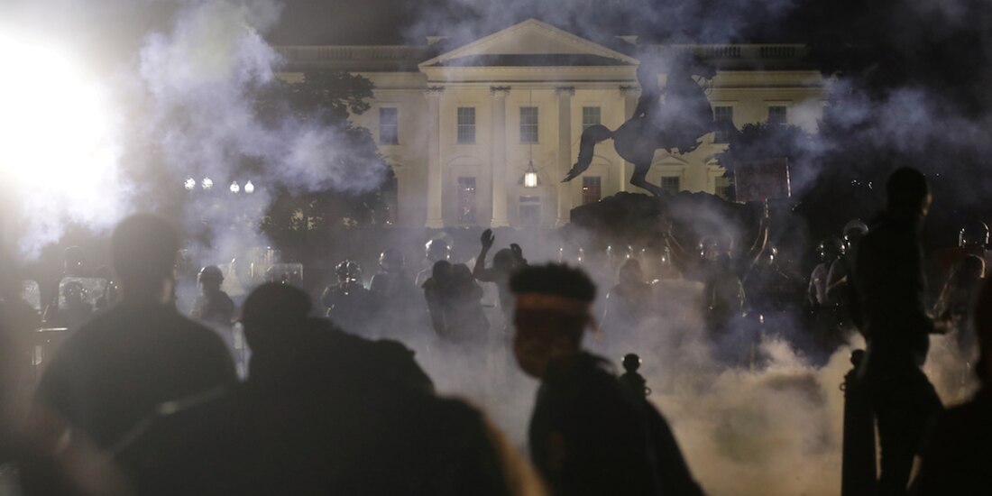 Manifestantes, ayer, frente a la Casa Blanca.