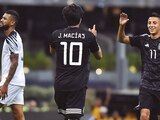 José Juan Macías y Roberto Alvarado festejan un gol con la Selección Mayor.
