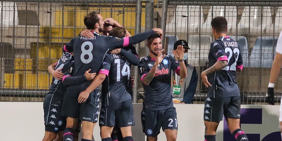 Futbolistas del Napoli festejan un gol ante el Rijeka en la Europa League.