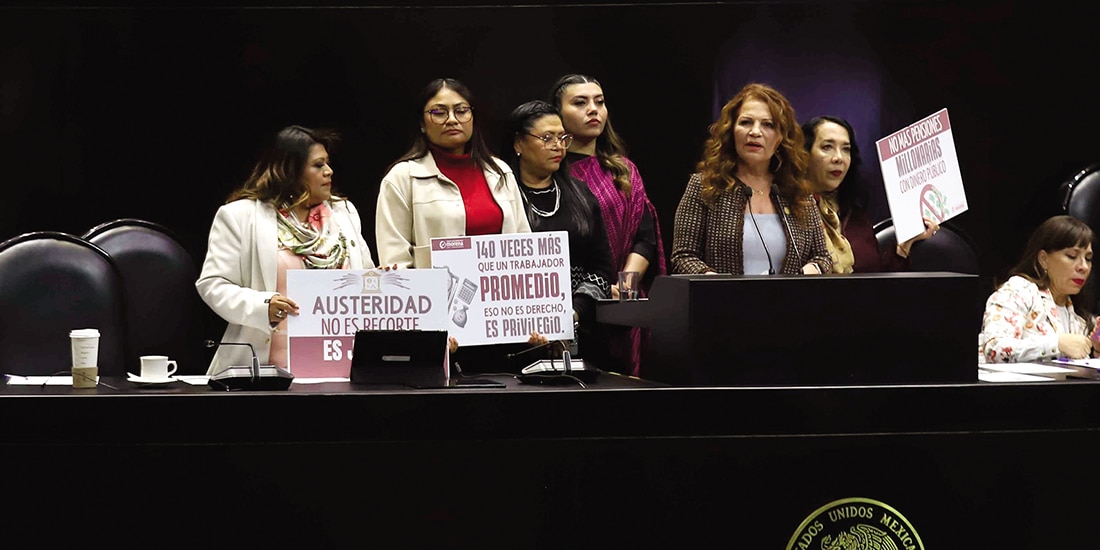 La diputada Rocío López (al micrófono), con la bancada de Morena, en la sesión de la Cámara baja, ayer.