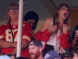 Taylor Swift (derecha) observa junto a la madre de Travis Kelce, Donna Kelce, el partido entre los Kansas City Chiefs y los Chicago Bears