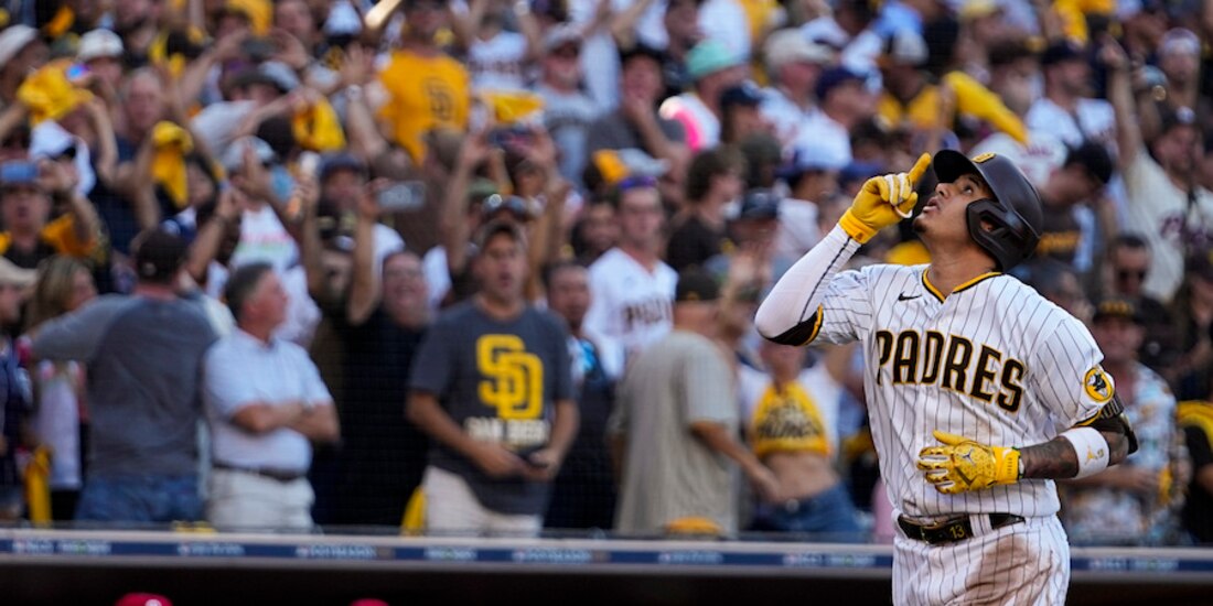 Manny Machado celebra luego de conectar un jonron, ayer, en el partido frente a Filadelfia.
