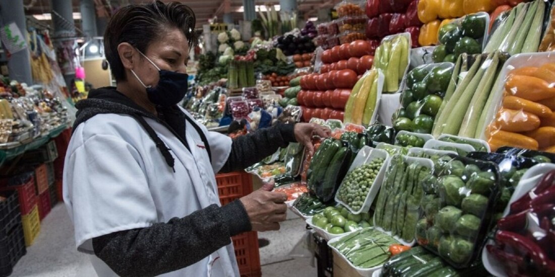 El Instituto detalló que las actividades secundarias retrocedieron 29.6 por ciento, las terciarias lo hicieron en 16.1 por ciento.