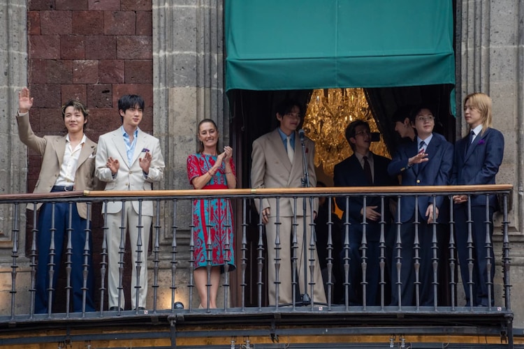 BTS, junto a la Presidenta, saludan a las ARMY desde un balcón de Palacio Nacional.