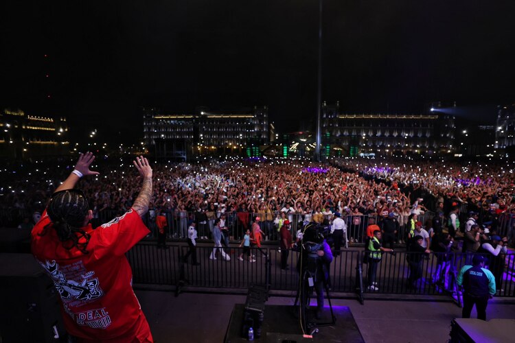 Kumbia Kings frente a un Zócalo lleno.