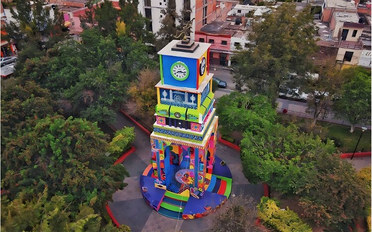 El famoso reloj de Santa María del Río, el cual destaca por su gran colorido.