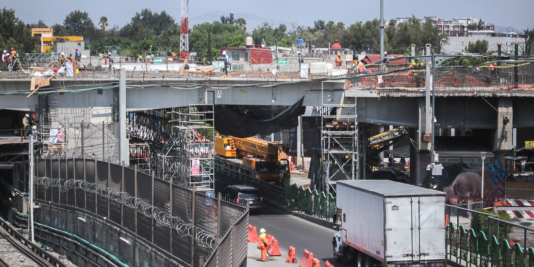 Trabajadores continúa, ayer, con las obras de renivelación de la Línea 9.