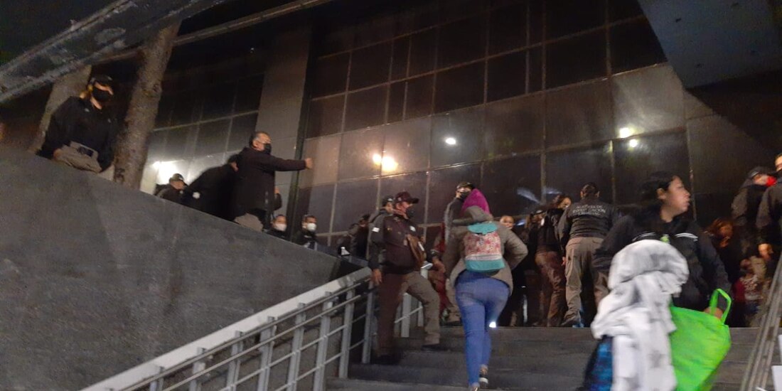 Los activistas y defensores de los derechos humanos del Centro Zeferino Ladrillero pernoctaban frente a la FGR, pero esta madrugada fue ordenado su retiro