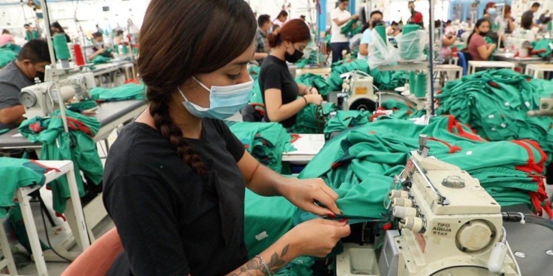 Trabajadoras en su jornada realizando la maquila de los uniformes.