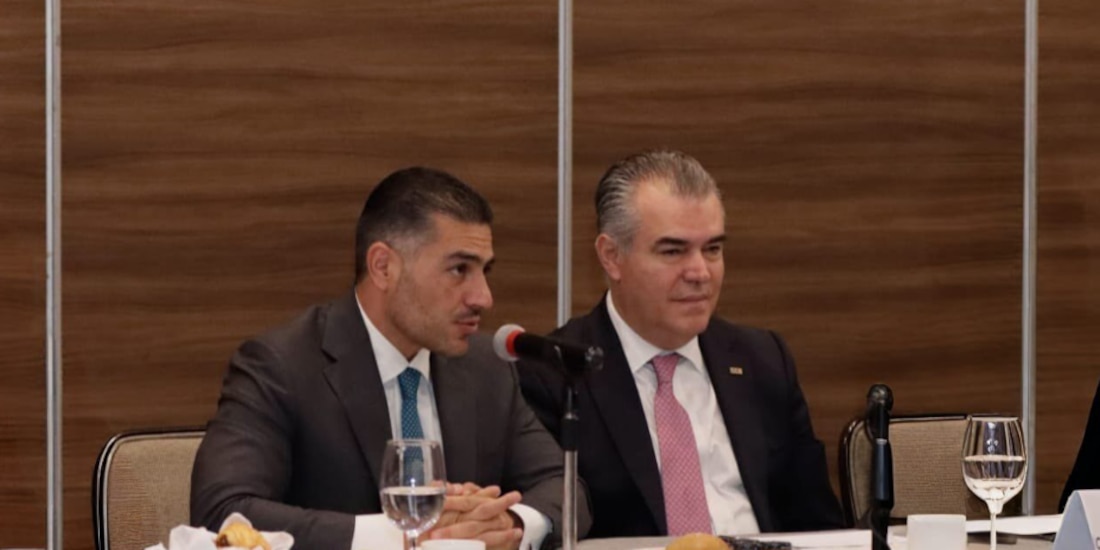 Omar García Harfuch y Francisco Cervantes, ayer, en encuentro en el marco del Consejo Nacional del CCE.