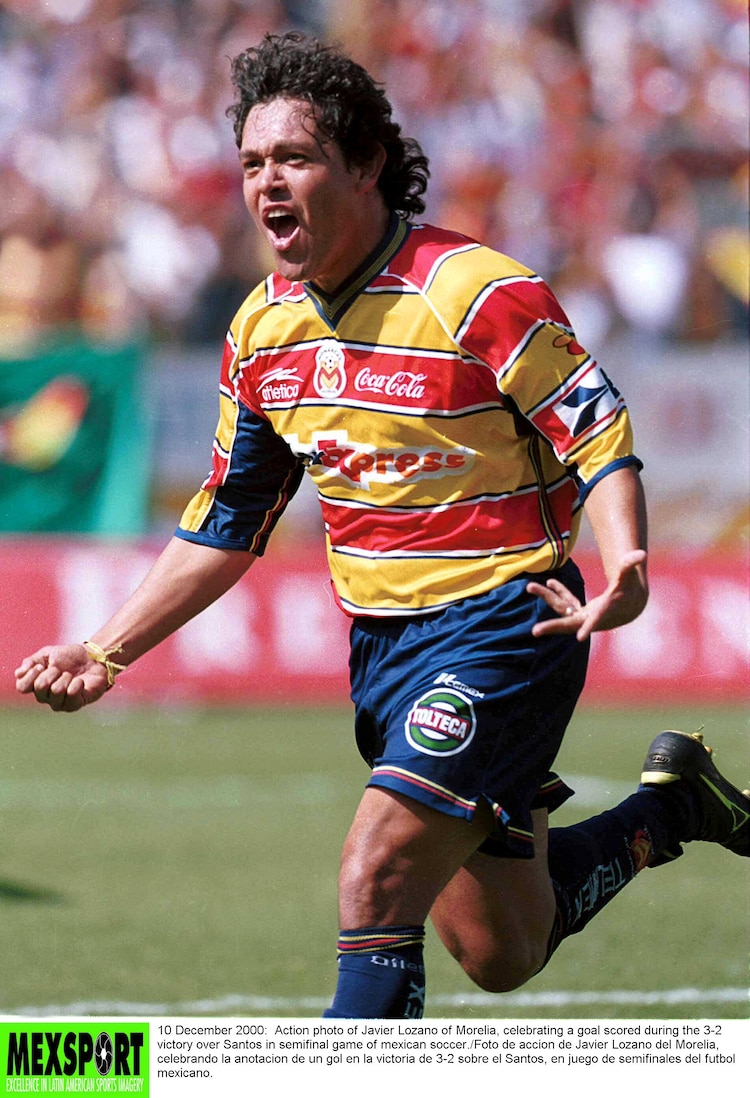 Javier Lozano vistiendo la mítica camiseta Atlética de Morelia en el Invierno 2000.