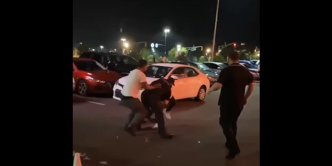 Un perro atacó a un hombre afroamericano por la orden de un guardia de seguridad en Estados Unidos.