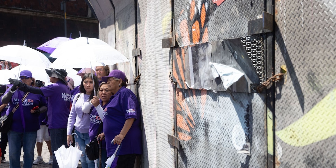 Manifestantes cerca de las vallas en el Zócalo de la Ciudad de México este 8M