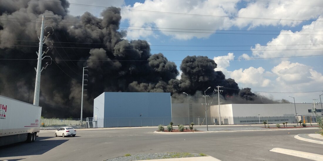 Incendio consume fábrica de Santa Catarina la tarde de este lunes.