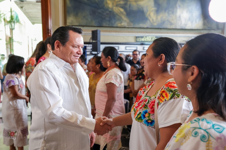 Joaquín Díaz Mena, gobernador de Yucatán, destaca el valor del trabajo de artesanas.